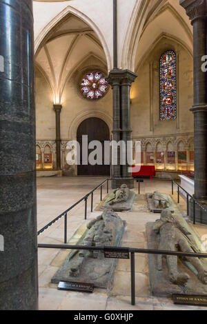 Innere des Temple Church, London, Vereinigtes Königreich zeigt 4 Gräber des Templerordens Stockfoto