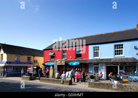 Einige der Geschäfte im Croyde Village in der Nähe von Croyde Bay, North Devon, England, UK Stockfoto