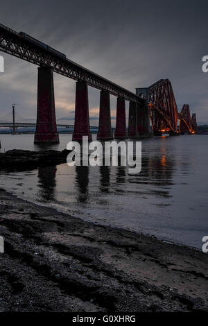 Dunkle, grüblerische Schuss von Forth Rail Bridge über den Firth of Forth, South Queensferry in der Nähe von Edinburgh, Lothian, Schottland Stockfoto