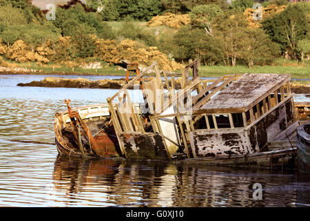 Angeln Boot Wracks auf der Isle of Mull Schottland, UK, Europa aufgegeben. Ruht auf dem Shoreline, künstlerische und geheimnisvoll. Stockfoto