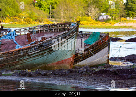 Angeln Boot Wracks auf der Isle of Mull Schottland, UK, Europa aufgegeben. Ruht auf dem Shoreline, künstlerische und geheimnisvoll. Stockfoto