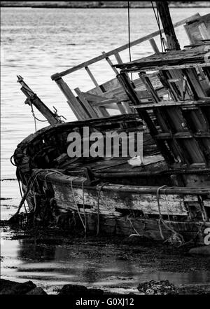 Angeln Boot Wracks auf der Isle of Mull Schottland, UK, Europa aufgegeben. Ruht auf dem Shoreline, künstlerische und geheimnisvoll. Stockfoto