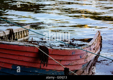 Angeln Boot Wracks auf der Isle of Mull Schottland, UK, Europa aufgegeben. Ruht auf dem Shoreline, künstlerische und geheimnisvoll. Stockfoto