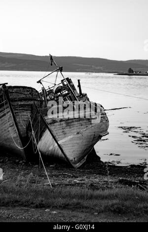 Angeln Boot Wracks auf der Isle of Mull Schottland, UK, Europa aufgegeben. Ruht auf dem Shoreline, künstlerische und geheimnisvoll. Stockfoto