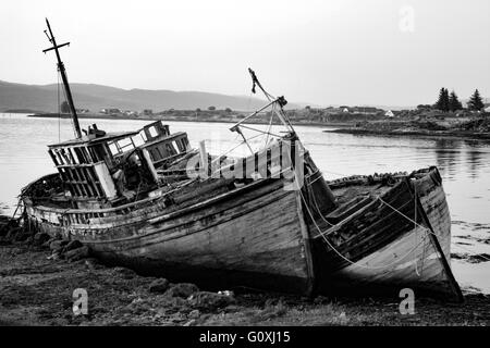 Angeln Boot Wracks auf der Isle of Mull Schottland, UK, Europa aufgegeben. Ruht auf dem Shoreline, künstlerische und geheimnisvoll. Stockfoto