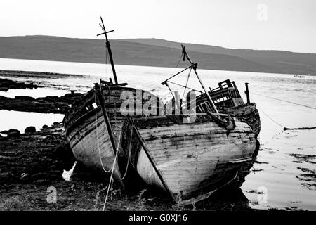 Angeln Boot Wracks auf der Isle of Mull Schottland, UK, Europa aufgegeben. Ruht auf dem Shoreline, künstlerische und geheimnisvoll. Stockfoto