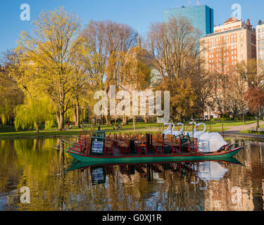 Morgenfoto der Schwanenboote im Teich des Boston Public Garden im Frühjahr mit den ersten Blüten. Stockfoto