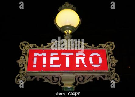 Melden Sie sich am Eingang von einer u-Bahn (Metropolitain) u-Bahnstation in Paris Stockfoto