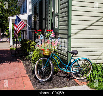 Verzierte Vintage-Fahrrad Nahaufnahme mit einem Korb von Geranien, Lancaster County, Pennsylvania, USA, Gartenfahrrad Geranium Topf Blumen in Fahrrad Blume Stockfoto