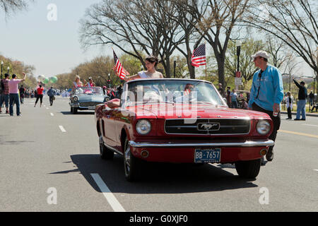 1965 Rot Ford Mustang Cabrio Auto in einer Parade - USA Stockfoto