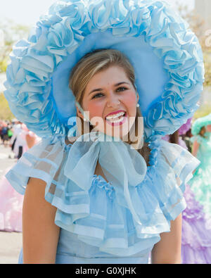 Junge Mädchen tragen Südstaatenschönheit Kostüme - USA Stockfoto