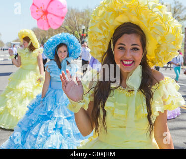 Junge Mädchen tragen Südstaatenschönheit Kostüme - USA Stockfoto