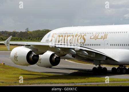 Emirates Airbus A380 Rollen am Flughafen Birmingham, UK Stockfoto