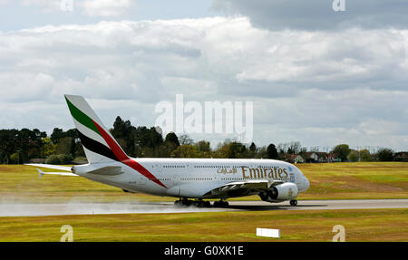 Emirates Airbus A380 abnehmen am Flughafen Birmingham, UK Stockfoto