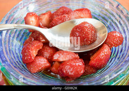 geschnittene Erdbeeren Salat Stockfoto