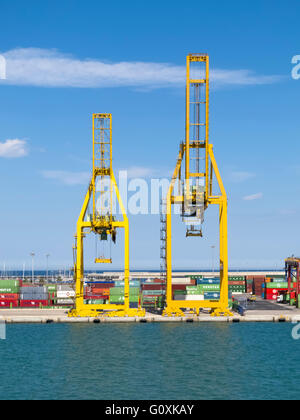 Containerbrücken auf einem Dock in Valencia, Spanien Stockfoto