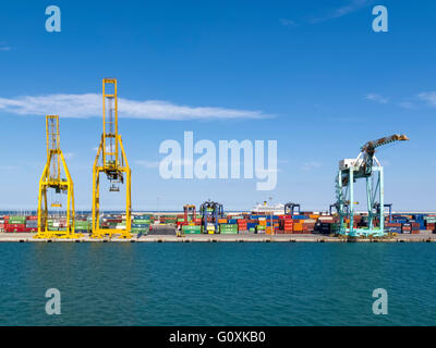 Containerbrücken auf einem Dock in Valencia, Spanien Stockfoto