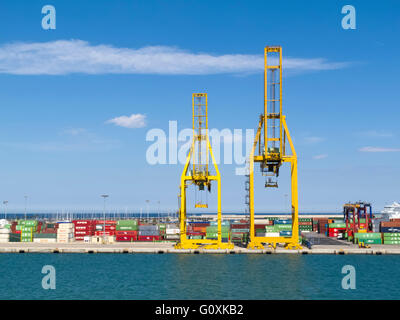 Containerbrücken auf einem Dock in Valencia, Spanien Stockfoto