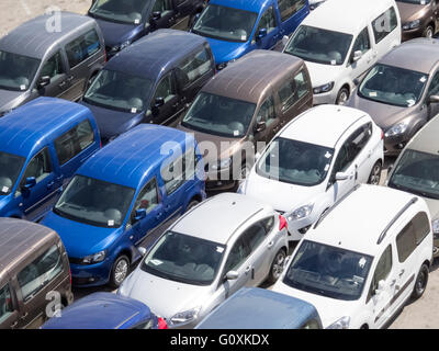 Autos auf Dockside warten für den Versand Stockfoto