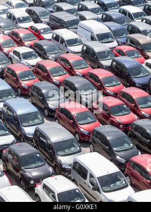 Autos auf Dockside warten für den Versand Stockfoto