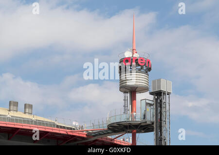 Dachterrasse und Satellitenschüsseln auf dem Arenas de Barcelona, Spanien Stockfoto