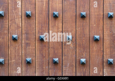 Alte mittelalterliche Zeit Wand mit dekorativen Nieten, Holzbrett Hintergrund Stockfoto