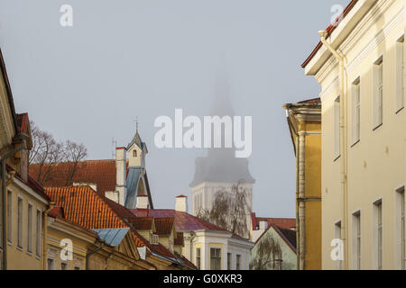 Dächer der Altstadt und St. Nicholas Church oder Niguliste gefaltet im Morgennebel, Tallinn, Estland Stockfoto