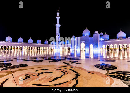 Zheikh-Zayid-Moschee in Abu Dhabi in der Nacht in ein blaues Licht getaucht Stockfoto