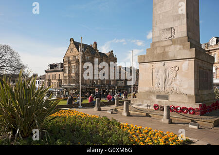 Blick auf Bettys Café und Teesäle vom Kriegsdenkmal im Frühjahr Harrogate North Yorkshire England Großbritannien Stockfoto