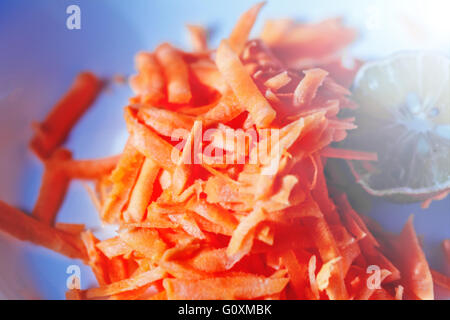 Saftig frisch geriebene rohe Karotten zum Kochen Stockfoto