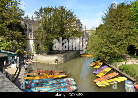 Eine Ansicht des Magdalen College und Punts von Magdalen Bridge, Oxford, England Stockfoto