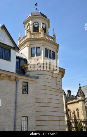 Ein Turm auf Mansfield Road in Oxford mit der Aufschrift "Es ist später als du denkst" Stockfoto