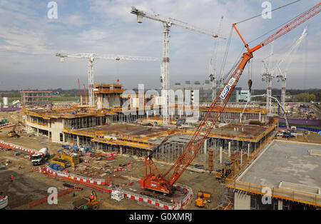 Bau der neuen Papworth Hospital in Cambridge, UK. Grobe Sicht aus einem benachbarten Gebäude. Zeigt neue Astra Zenica Gebäude darüber hinaus. Stockfoto