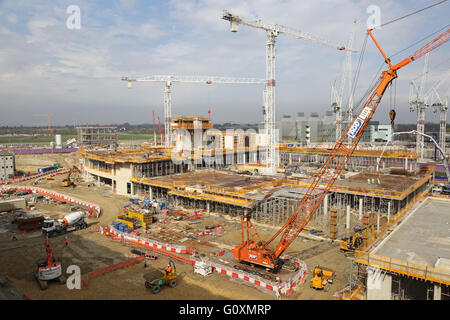 Bau der neuen Papworth Hospital in Cambridge, UK. Grobe Sicht aus einem benachbarten Gebäude. Zeigt neue Astra Zenica Gebäude darüber hinaus. Stockfoto