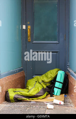 Person schlafen rau in einem Shop Tür, Glasgow, Schottland, UK Stockfoto