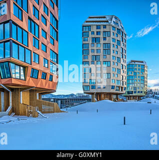 Wohn-Hochhäuser, Unterkunft mit modernen und unregelmäßige Größe und Form von Windows. Moderne Architektur. Tre Taarn. Sandnes, Norwegen Stockfoto