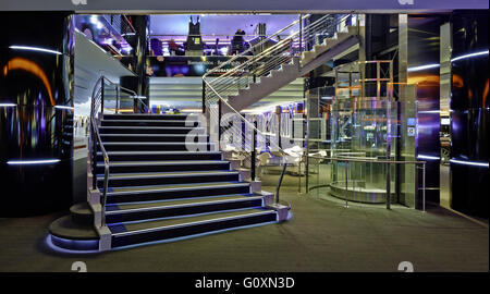 Kasino Barcelona Interieur, glänzenden Oberflächen, Lichtreflexe. Tische und Stühle. Stockfoto