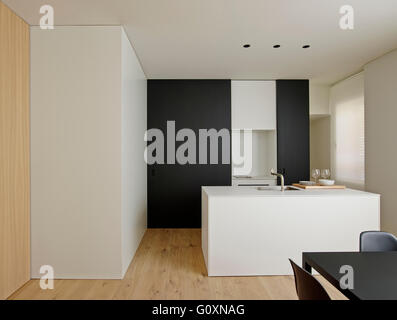 Weiß, offene geplante, Küche und Essbereich mit modernen Möbeln und Funktionen. Stockfoto