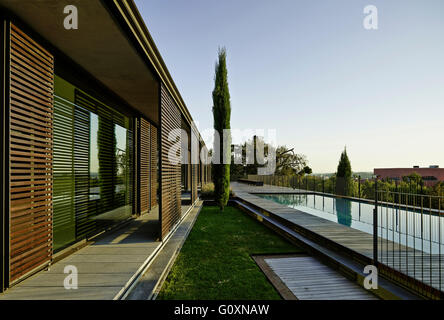 PX-Haus, La Garriga, Spanien. Moderne Garten oder Hinterhof, mit Holz-Terrasse und Swimmingpool. Stockfoto