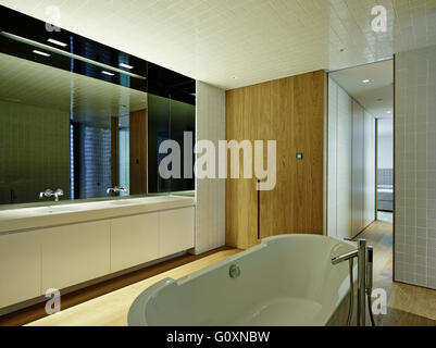PX-Haus, La Garriga, Spanien. Modernes Badezimmer mit weißen Wanne in der Mitte der Etage. Stockfoto