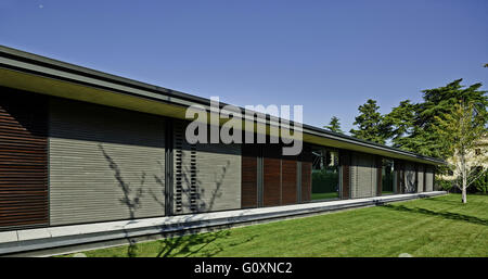 PX-Haus, La Garriga, Spanien. Außenansicht des Holzes Lattenrost Wand und Liegewiese des Hauses. Stockfoto