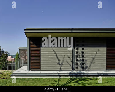 PX-Haus, La Garriga, Spanien. Rückseite des Hauses mit Holz Lattenrost Wände in weiß und rot. Stockfoto