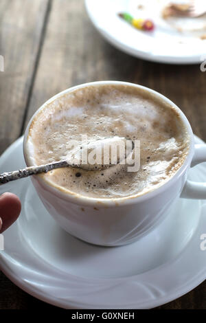 Cappuccino Tasse auf Holztisch Stockfoto
