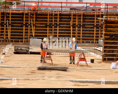 Baustelle mit zwei Arbeiter in Bonn, Deutschland Stockfoto