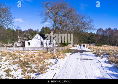 dh Speyside Way AVIEMORE INVERNESSSHIRE Walkers Cottage Snow Footpath Track Winter walk walker wunderschönes großbritannien schottland Wandern im Hochland Stockfoto