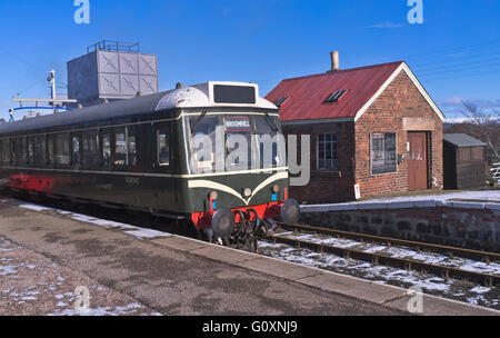 dh BOOT VON GARTEN INVERNESSSHIRE Bahnhof Diesel Bahnsteig Diesel mehrere Einheiten DMU strathspey Motor schottland speyside Weg Stockfoto