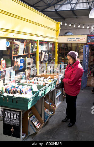 Dh Second hand Book Shop ST NICHOLAS MARKT BRISTOL Saint Nicholas markt Altstadt Bristol uk Stände Stockfoto