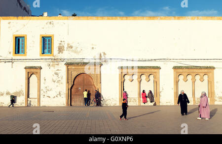 Menschen bei Sonnenuntergang auf dem Hauptplatz von Essaouira, Marokko Stockfoto