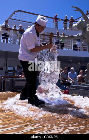 dh CRUISING Reise Koch Bildhauerei Eis Kreuzfahrtpassagiere beobachten Eis Mann Schiff Outdoor-Skulptur Stockfoto