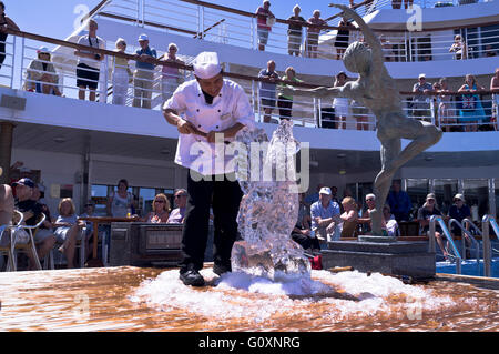 dh Chef Sculpturing ICE CRUISING TRAVEL Passagiere beobachten Eisplastik Mann Schiff draußen an Bord Stockfoto